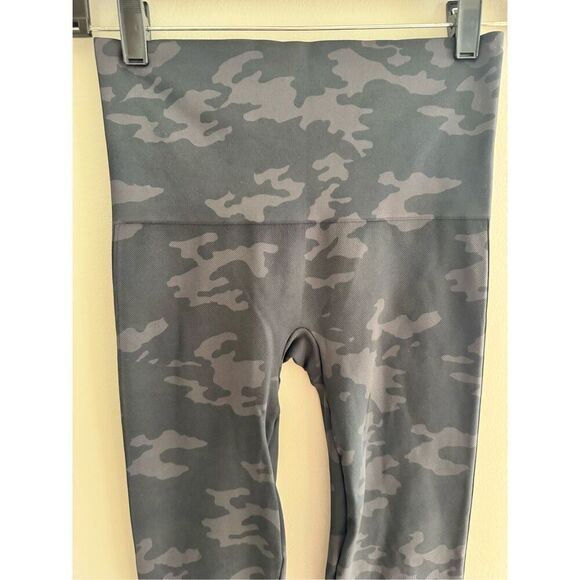 SPANX EcoCare Seamless Black Camo Leggings, Women’s Medium - Picture 5 of 9
